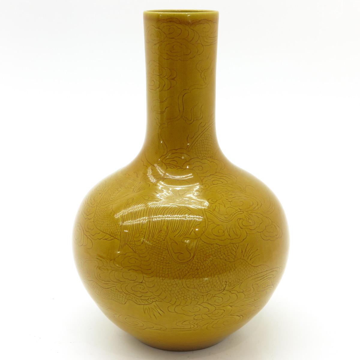 Chinese Yellow Poly-Chromed vase Kanxi mark