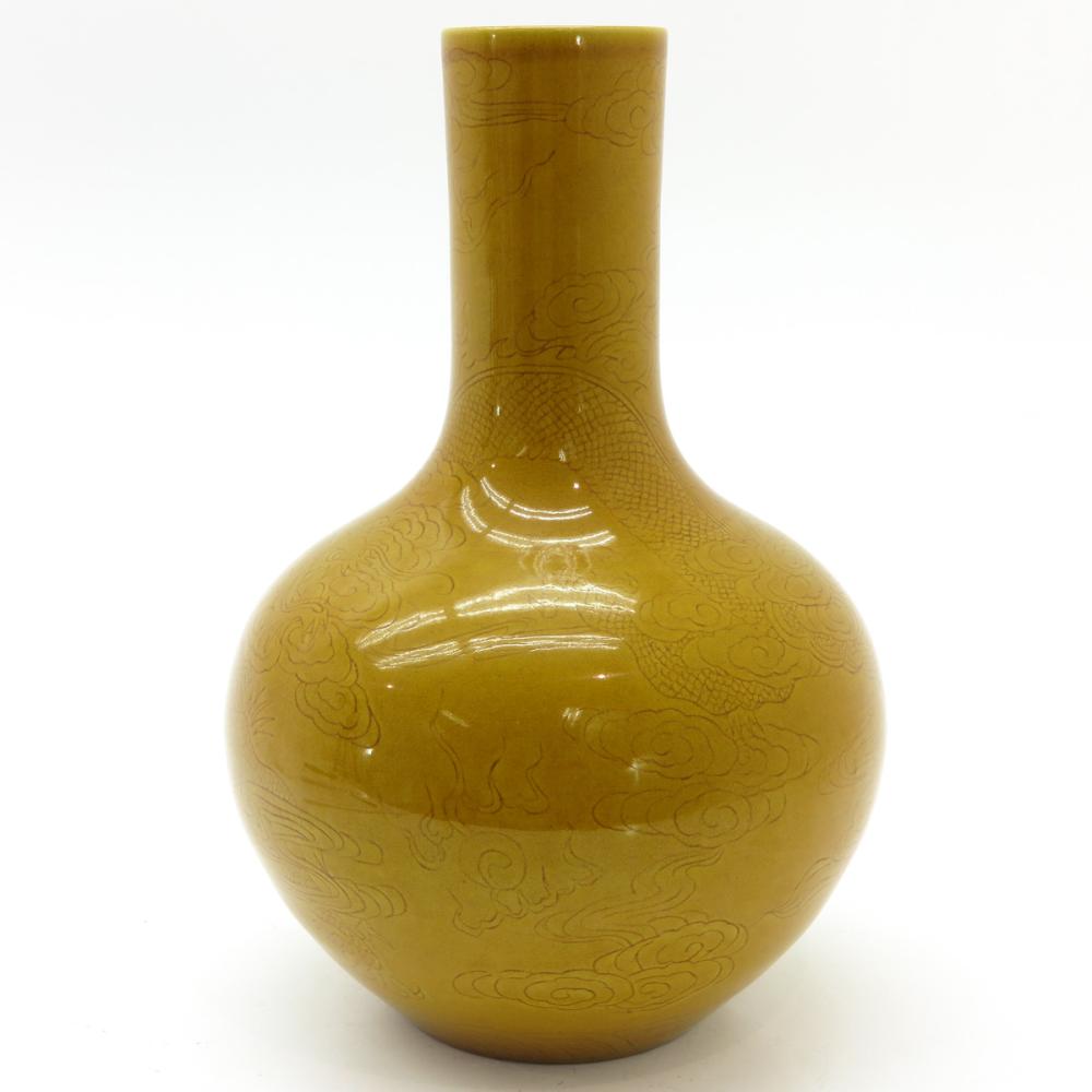 Chinese Yellow Poly-Chromed vase Kanxi mark