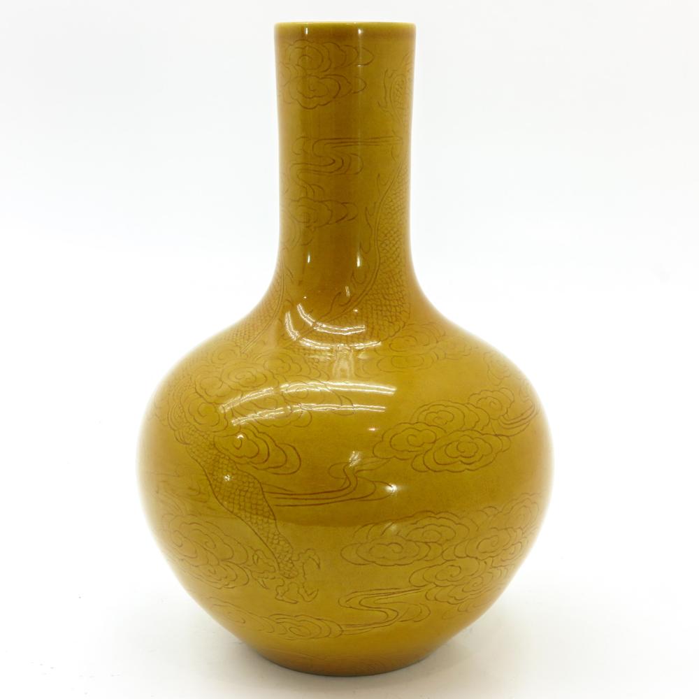 Chinese Yellow Poly-Chromed vase Kanxi mark