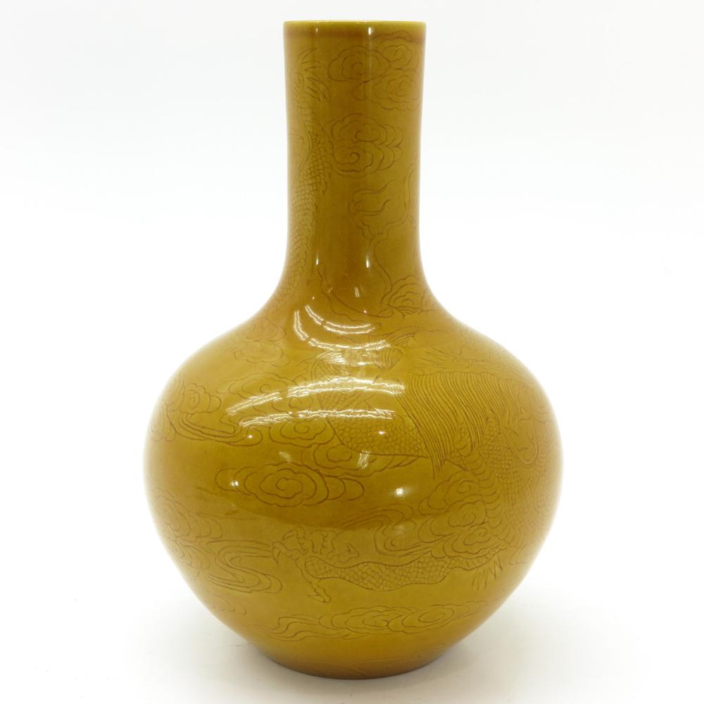 Chinese Yellow Poly-Chromed vase Kanxi mark