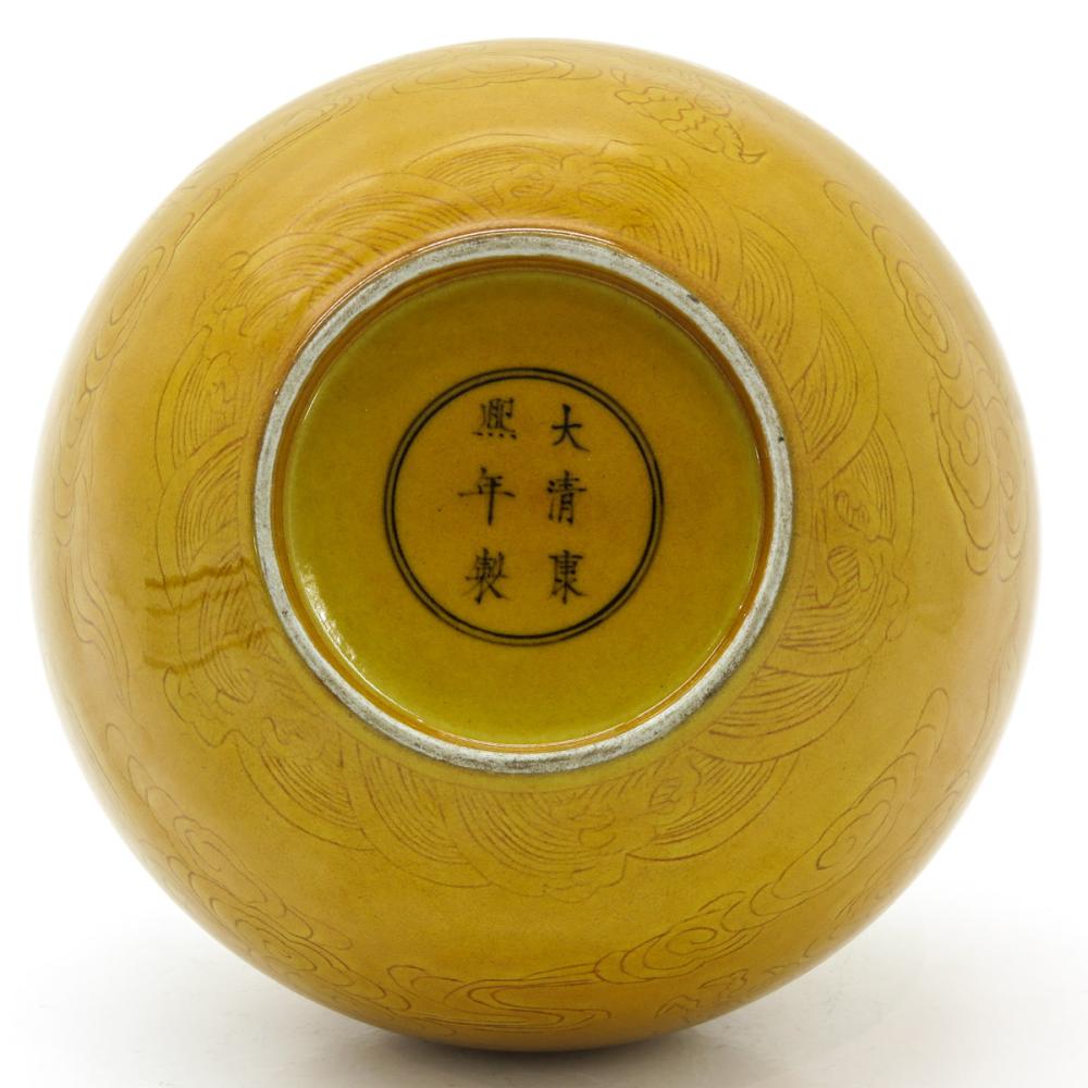 Chinese Yellow Poly-Chromed vase Kanxi mark